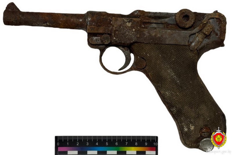 Нашёл не золото, а пистолет: житель Каменецкого района разобрал печь и наткнулся на оружие