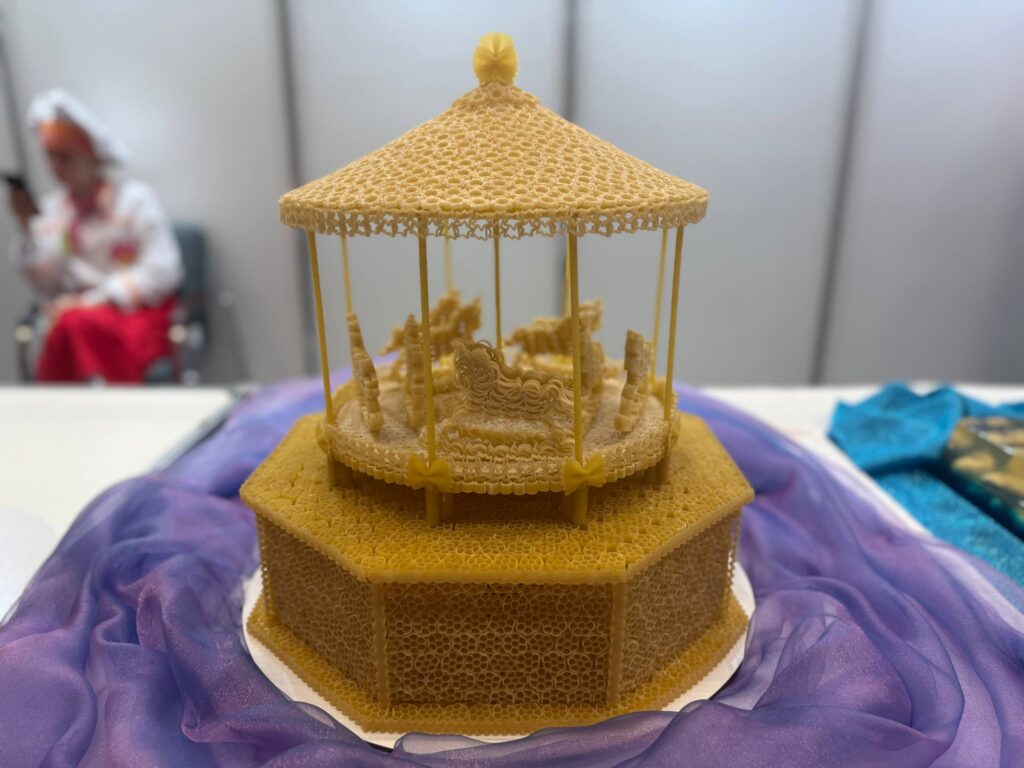 Торт из макарон привезла на PRODEXPO-2025 студентка Борисовского колледжа — он даже двигается