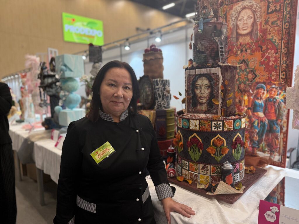 Торт между прошлым и будущим: гомельская кондитер создала «граффити на коврах»