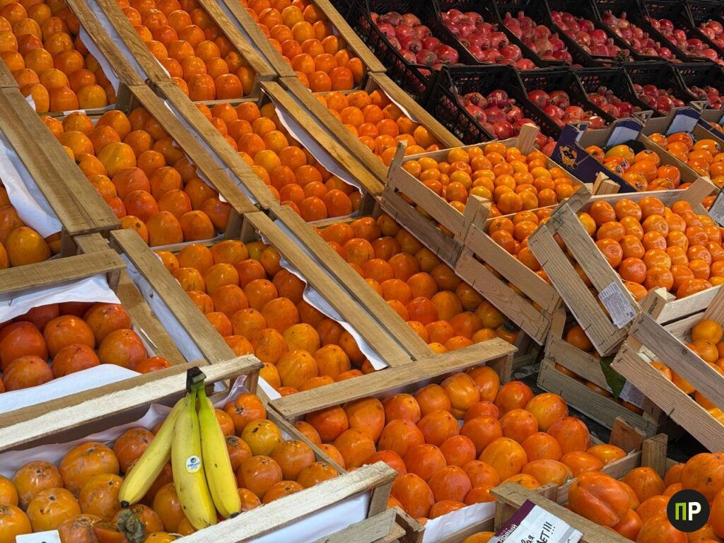 Что выгоднее покупать на рынке «Таборы» в середине ноября: хурма, мандарины и экзотика