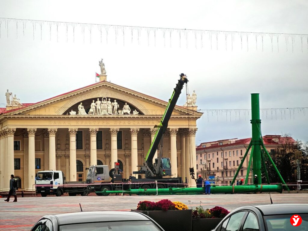 В Минске устанавливают главную новогоднюю елку страны