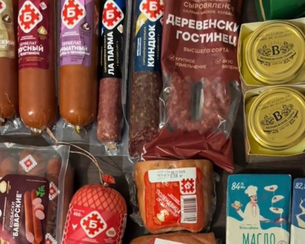 Колбасы, сыры и мед: белоруска раскрыла содержимое праздничного набора от работы
