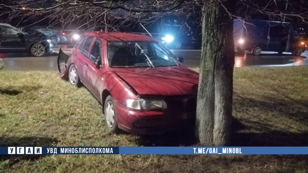 В Молодечно Nissan вылетел на обочину и врезался в дерево — водитель в больнице
