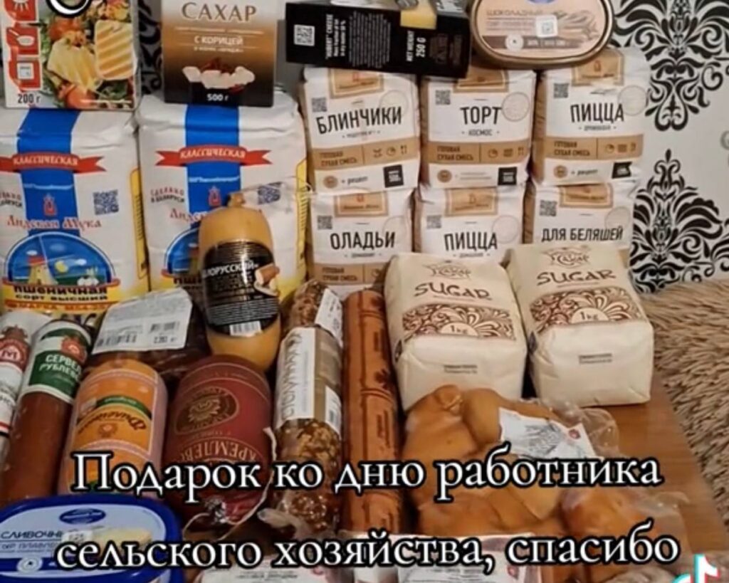 «Как вы это дотащили?» В сети показали подарок сотрудницы сельского хозяйства