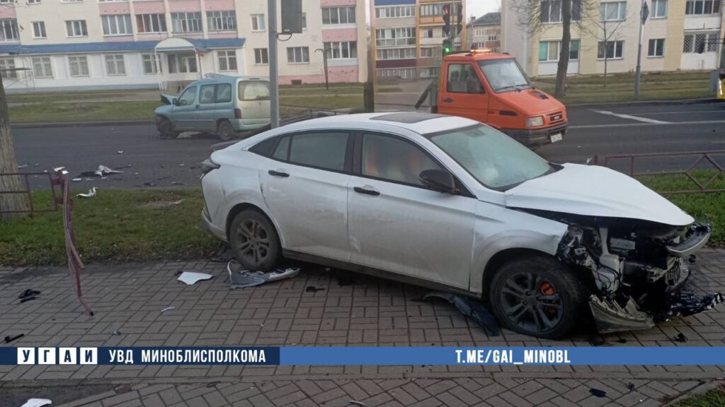 Госпитализированы два пассажира легковушек, которые попали в ДТП в Молодечно