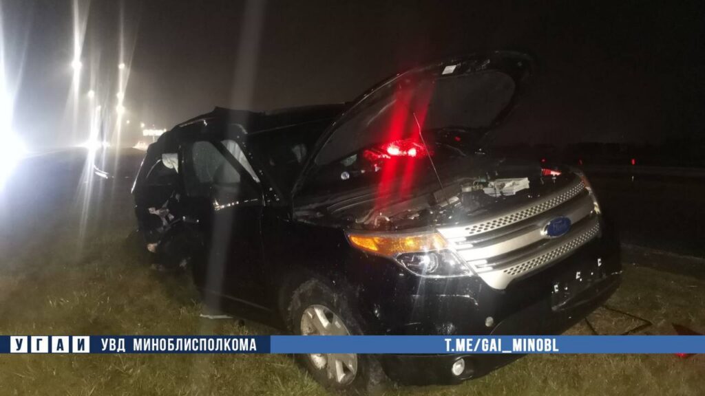 Россиянин на «Форде» врезался в фонарь по дороге из аэропорта в Минск                  
