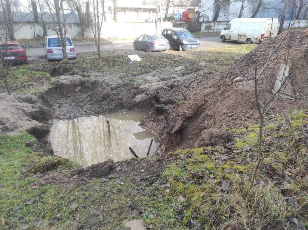 Яма во дворе в Логойске превратилась в озеро. Комхоз обещал устранить проблему