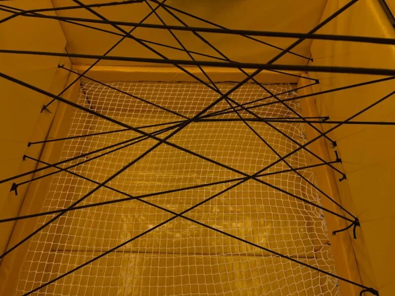 Ребенок получил травму в батутном центре Минска — потерял равновесие и упал на дно элемента