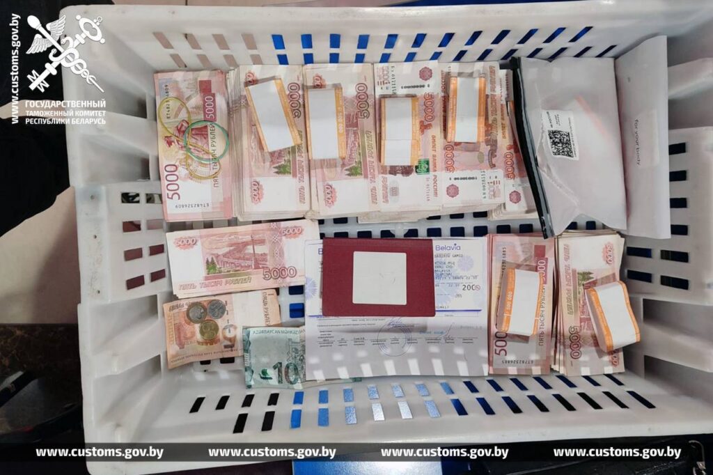 Россиянин пытался спрятать от таможни наличку на $56 000 — его задержали в минском аэропорту