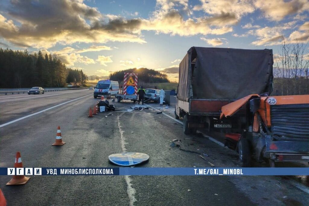 На трассе Минск-Витебск иномарка врезалась в дорожных рабочих