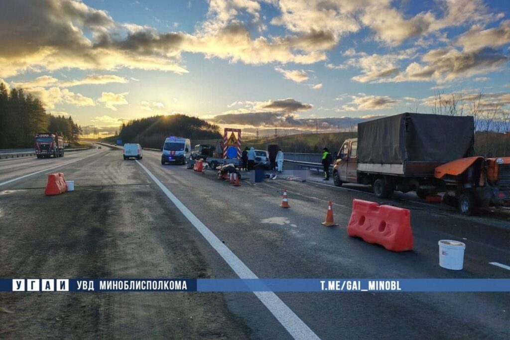 Ford отбросило на рабочих во время ремонта дороги под Минском — двое мужчин в больнице