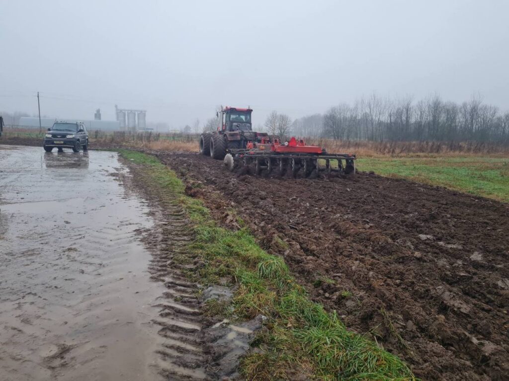 Сенажные ямы или погода? Причины подтопления участка в Вилейском районе