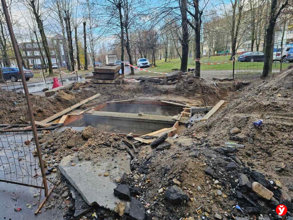 Яма в Борисове начинает затягиваться. Во дворе на 50 лет БССР начали бетонировать теплокамеру