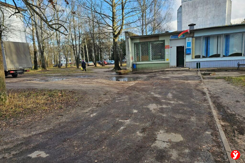 Борисовчане теперь могут ходить в магазин без резиновиков — непролазную грязь убрали