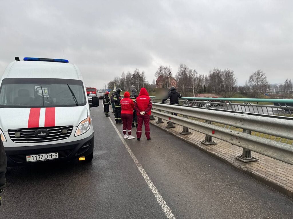 Мужчину сняли с моста у ТЦ «Грин» в Смолевичах