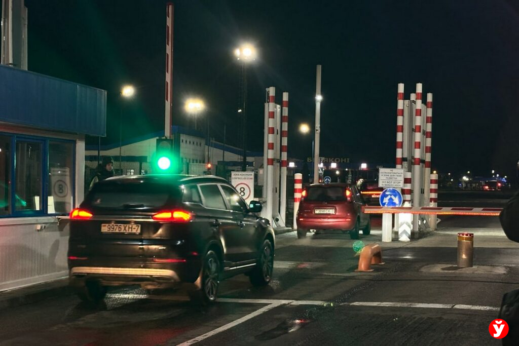 Всего десять фур стоят возле ПП «Бенякони» за полчаса до открытия Литвой границы