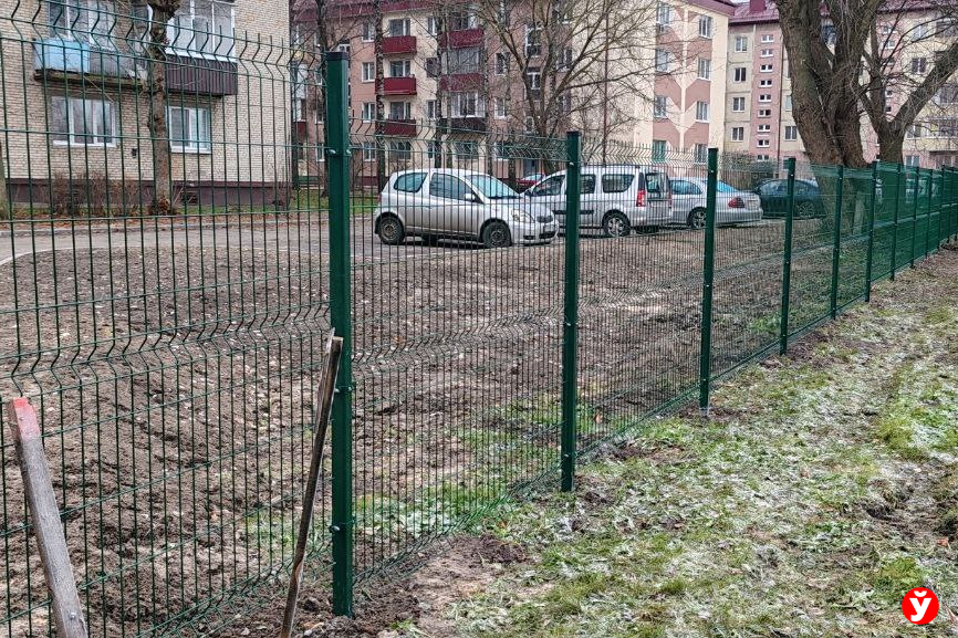 Забор вокруг школы в Слуцке оставил местных без дорожки