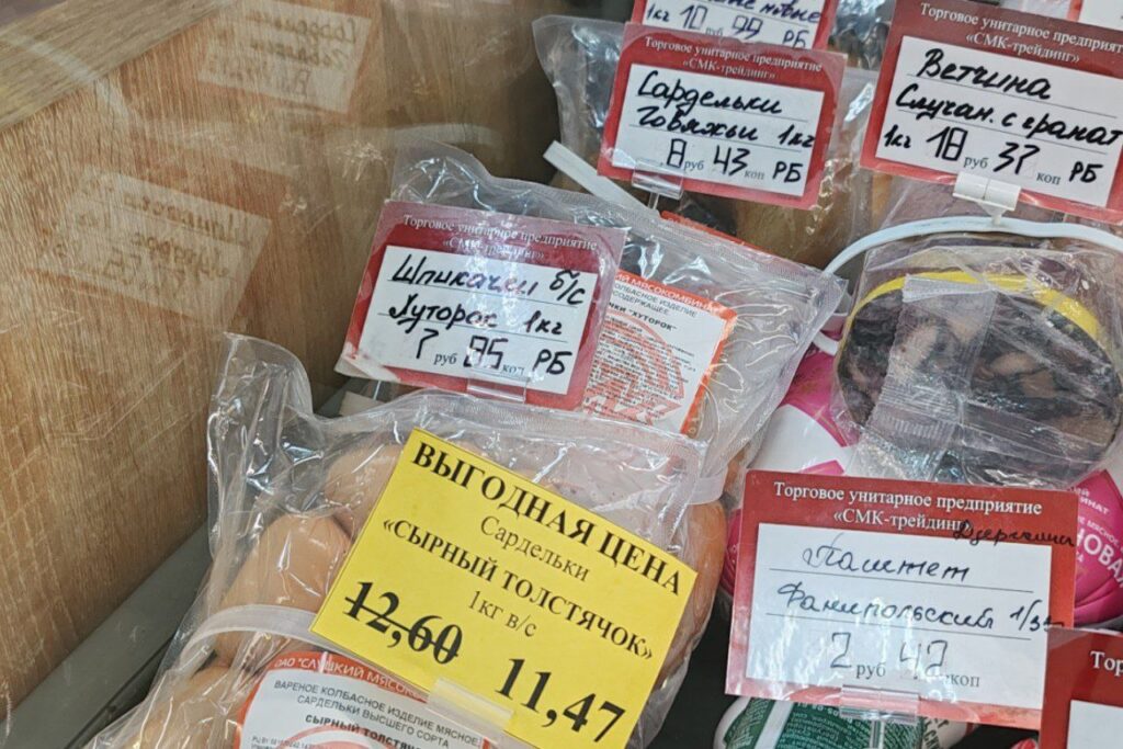 Слуцкий мясокомбинат отреагировал на критику в соцсетях и объяснил, что не так с сардельками