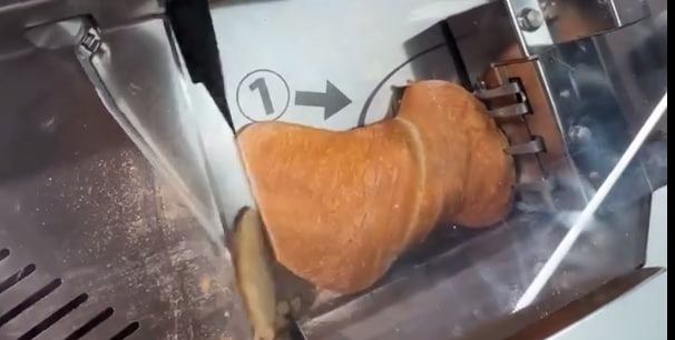 В «Евроопте» появилась автоматическая хлеборезка: минчане уже обсуждают новинку