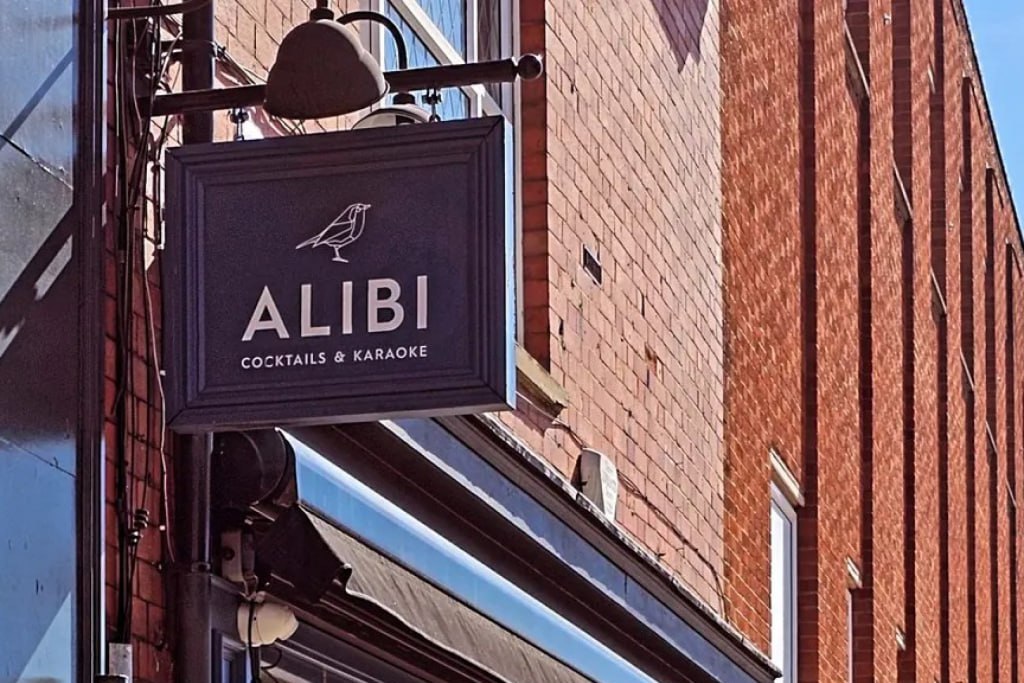 «Одиночек не обслуживаем»: британский бар оказался в центре скандала из-за необычного правила