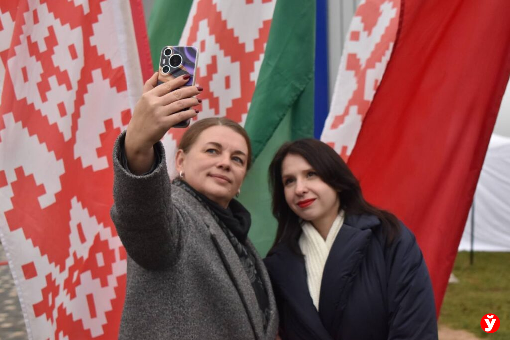 Красочные арт-объекты и капсула времени: в Столбцах открылся новый парк