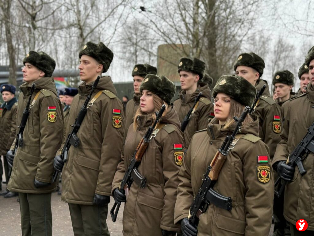 Алые розы и военная присяга: как две девушки из Беларуси стали частью армии в Фаниполе