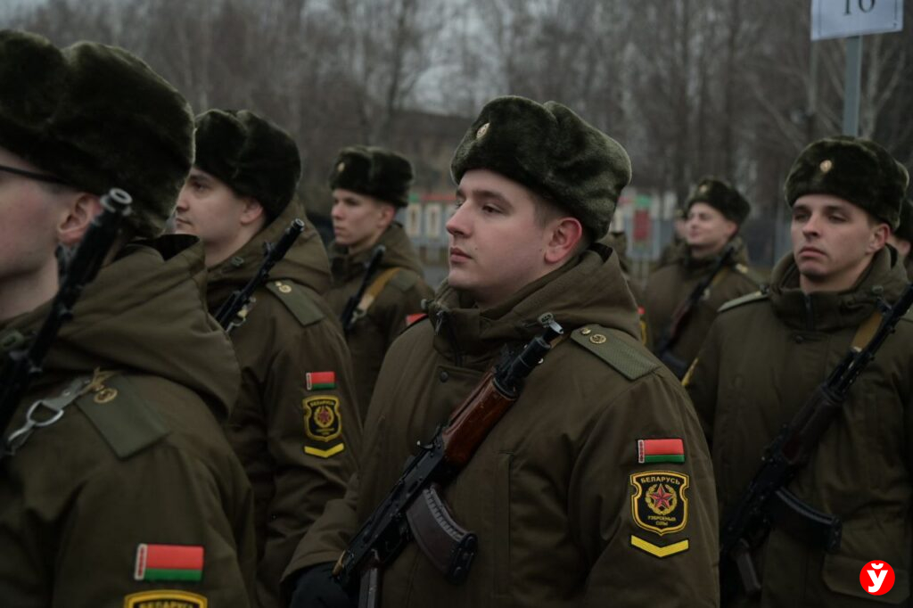 «Легко влился в армейский ритм». Журналист «Минской правды» принял присягу в Слуцке