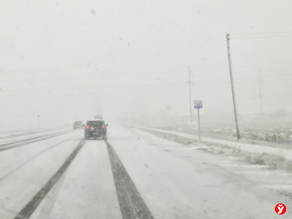 Метель бушует на трассе между Слуцком и Солигорском