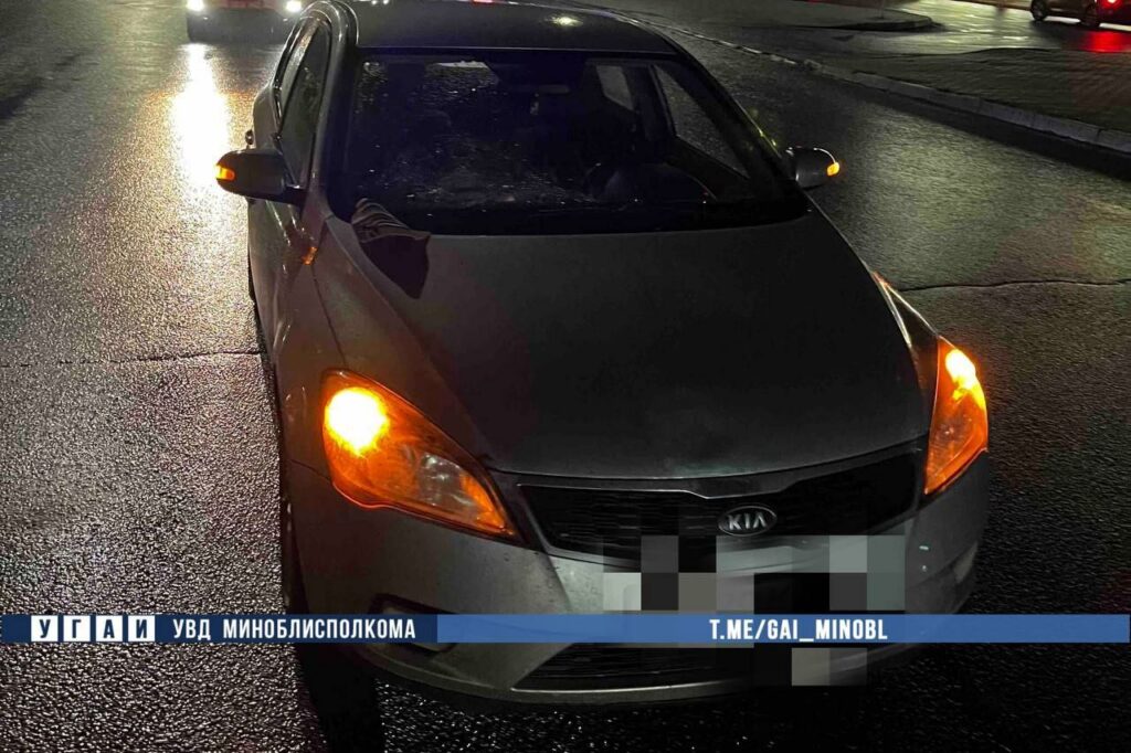 В Борисове Kia сбила пешехода вне перехода: мужчина получил помощь на месте