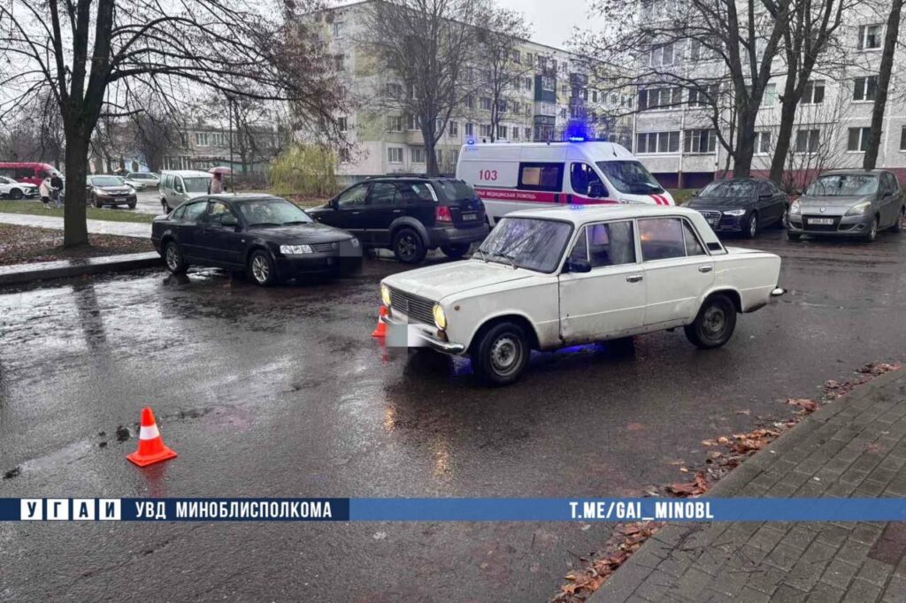 В Солигорске 87-летний водитель сбил пенсионерку во дворе: пострадавшую госпитализировали