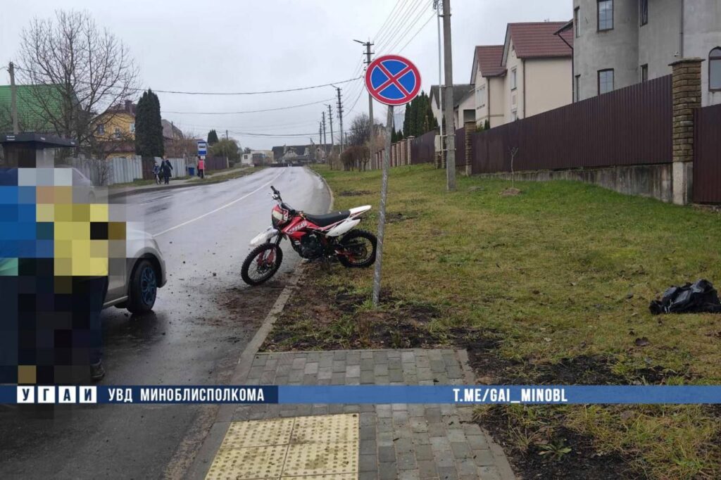 В Заславле 14-летний мотоциклист врезался в дорожный знак и бордюр: подросток госпитализирован