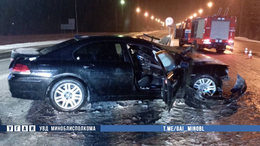 На трассе Минск-Микашевичи водитель на BMW врезался в отбойник — пострадала пассажирка