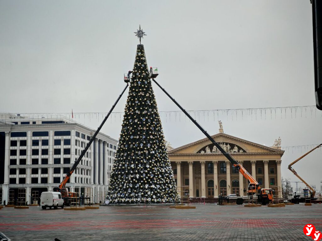 Финальные штрихи: как декораторы превращают 30-метровую ёлку на Октябрьской в символ праздника