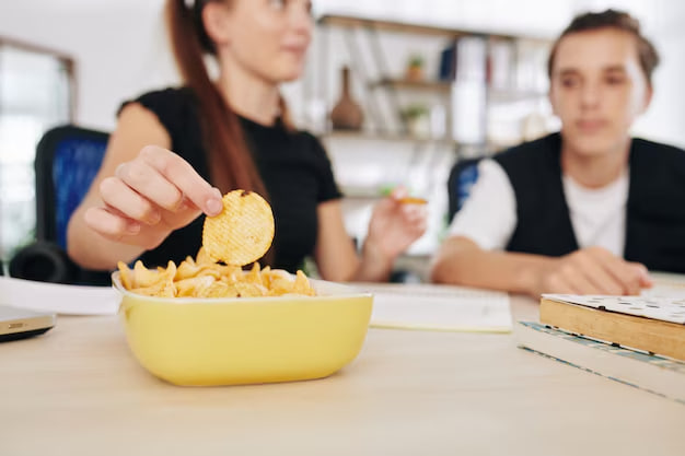 В Беларуси запретили популярные у детей китайские снеки — чем они опасны