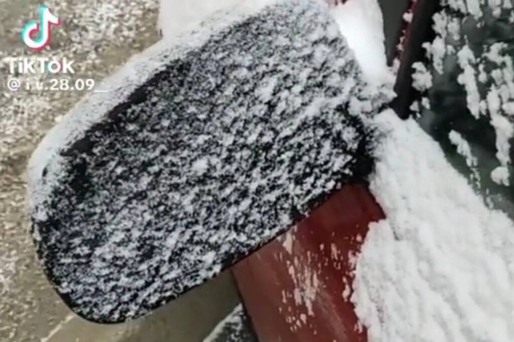 Как обычный носок решает проблему обледеневших зеркал — показываем на примере