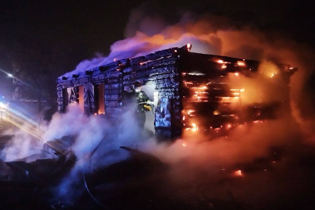 Под Минском полностью сгорел жилой дом — в огне погибла женщина