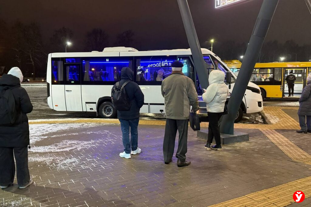 Уехать в 6:45 с пустыми местами — реально? Как в Жодино решили проблему маршруток в Минск