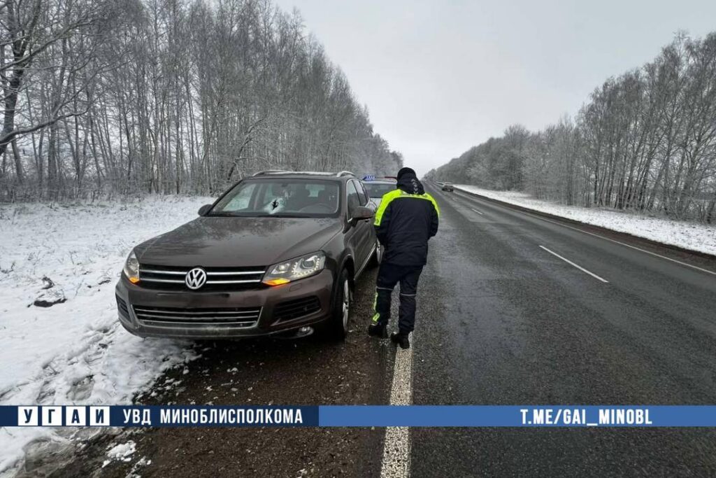 На трассе Р-43 металлический предмет пробил лобовое стекло — водитель Volkswagen в больнице