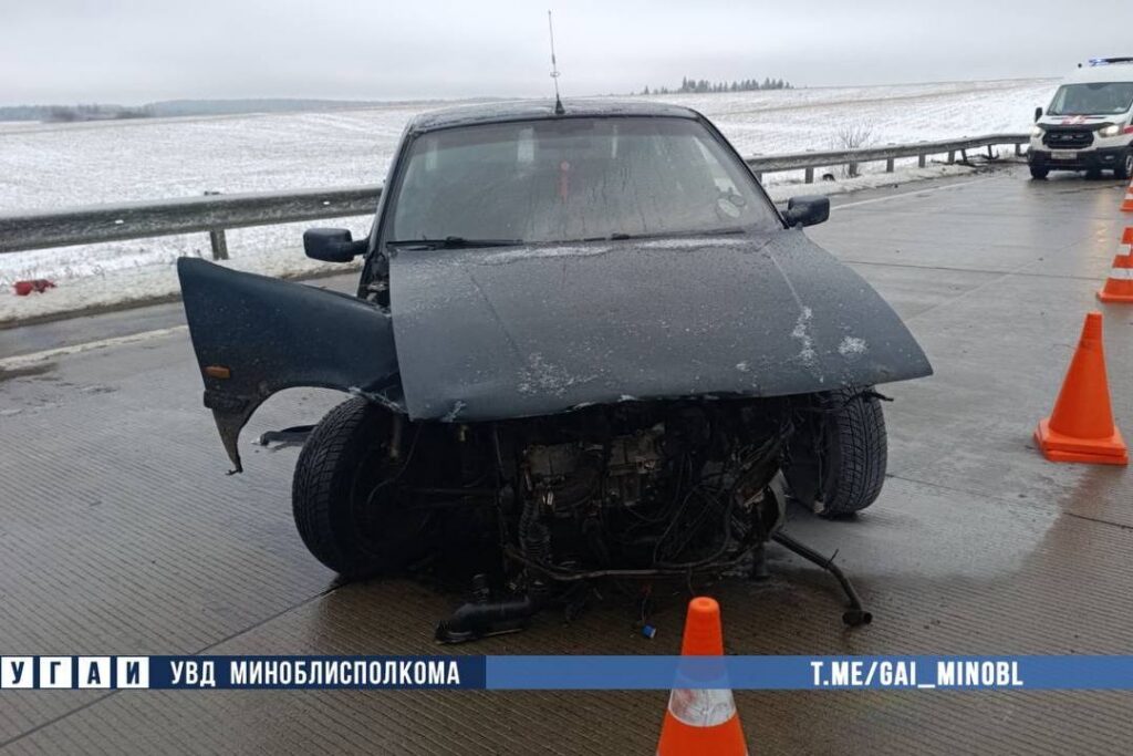 На трассе М-14 Fiat врезался в отбойник — пострадали женщина и подросток