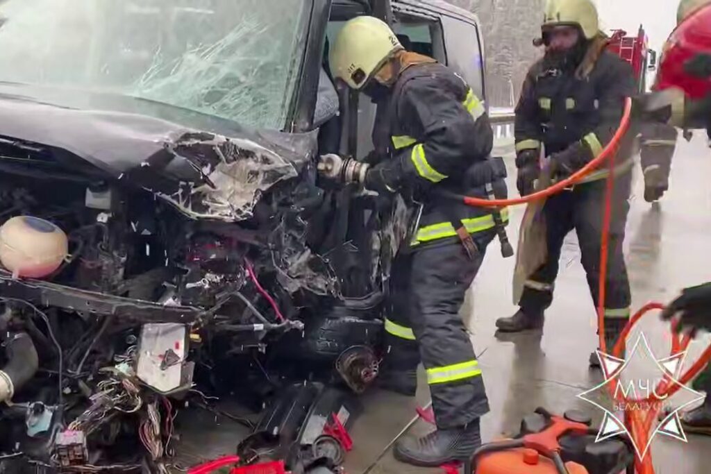 Под Борисовом столкнулись легковушка и микроавтобус — водителя деблокировали из искореженного авто