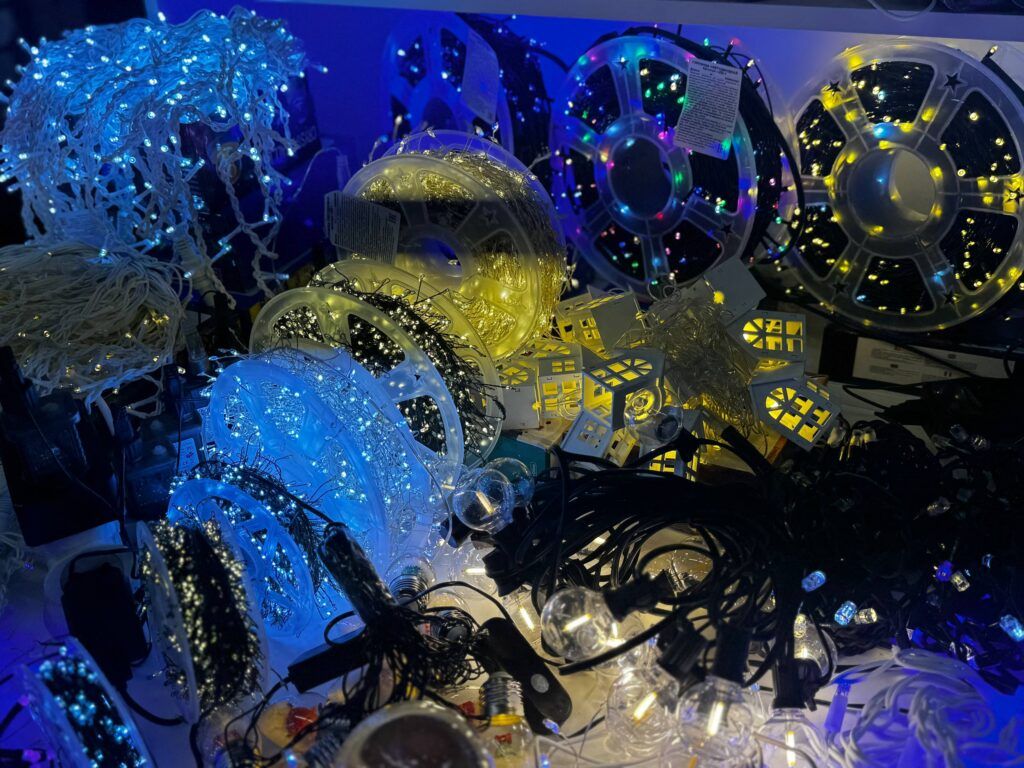 Где выгодно брать новогоднюю гирлянду — сравнили цены на рынке и маркетплейсе