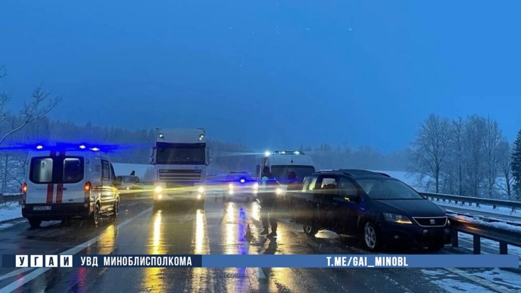 На МКАД‑2 столкнулись легковушка и фура: пострадал 5‑летний ребенок