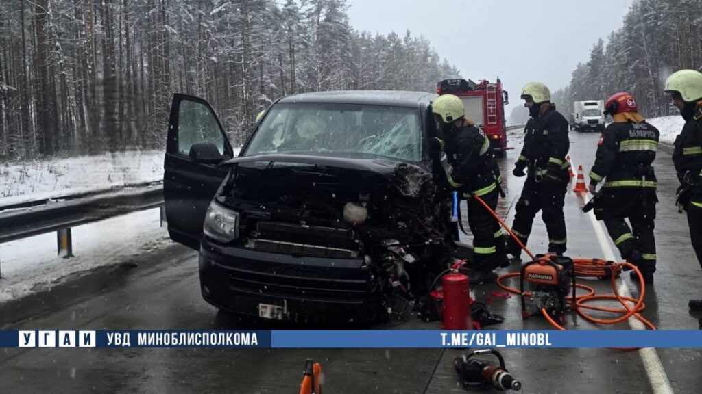 Под Борисовом произошло массовое ДТП: три автомобиля столкнулись, двое пострадали