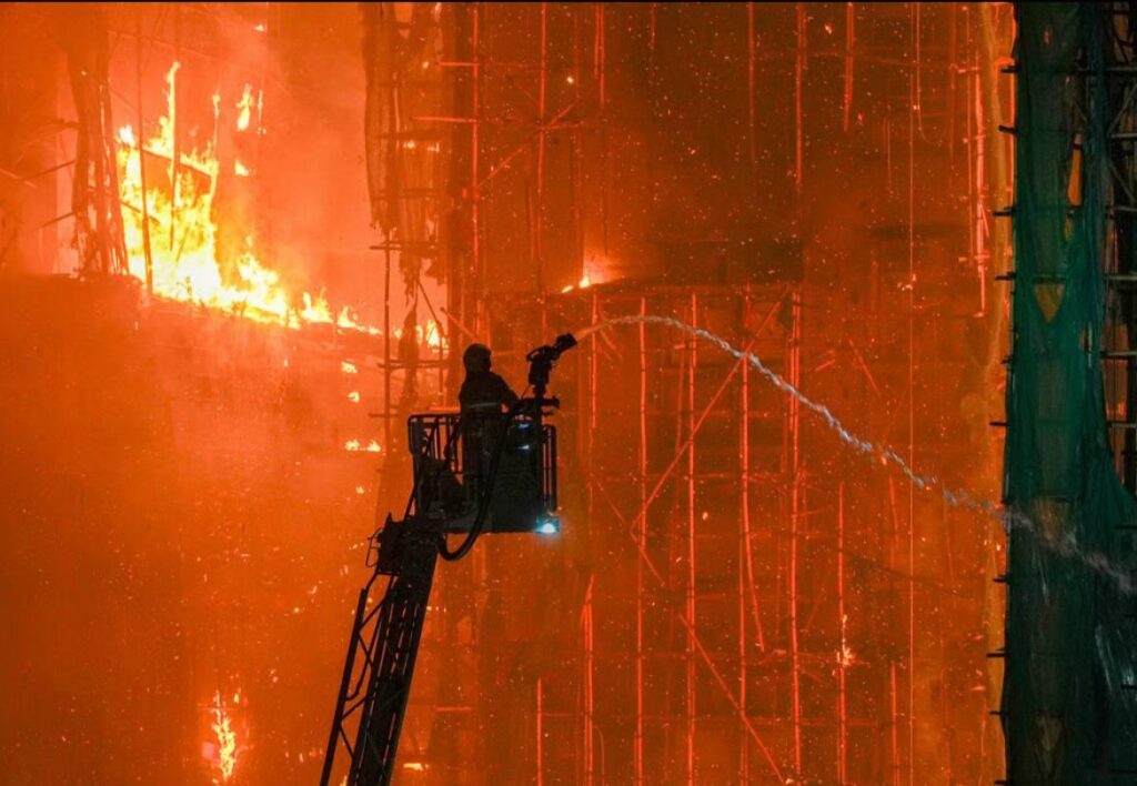 В Гонконге более 760 спасателей тушат пожар — горят 8 высоток