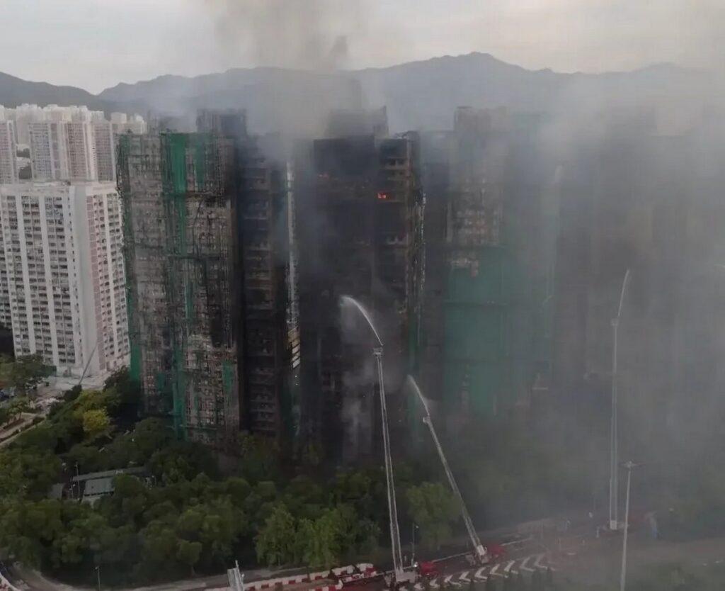 Количество жертв пожара в Гонконге достигло 55 человек