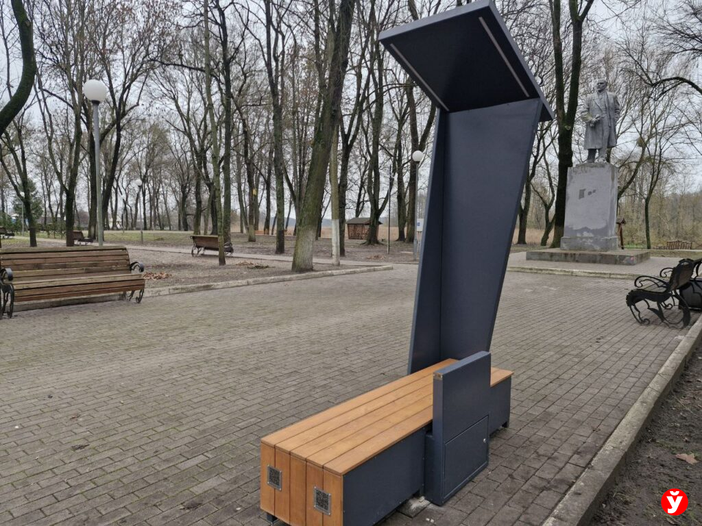 Умную смарт-скамью установили в парке Старобина — она может прийти на помощь