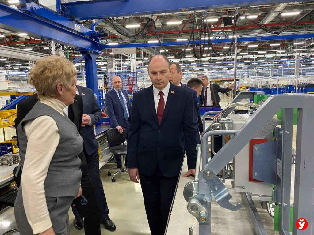 Белорусской делегации показали производство, где делают выключатели на токи до 6300 А