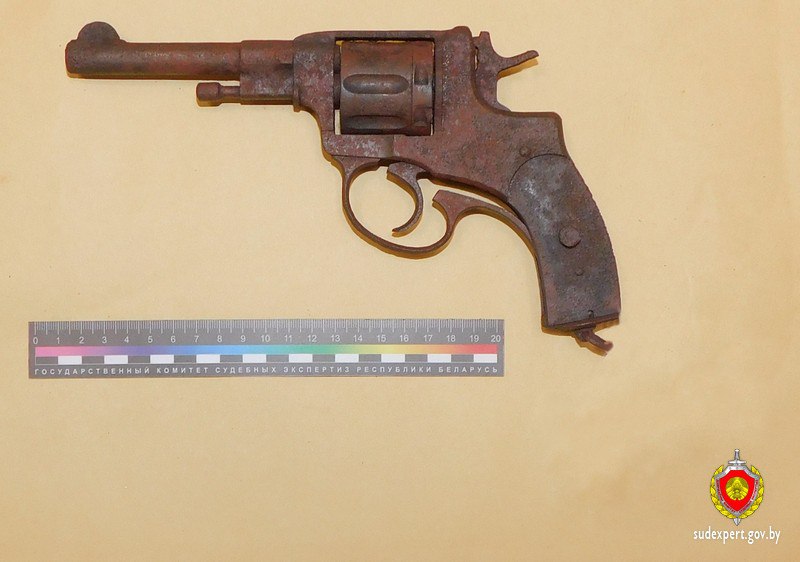 На кладбище под Клецком нашли револьвер «Наган» образца 1895 года