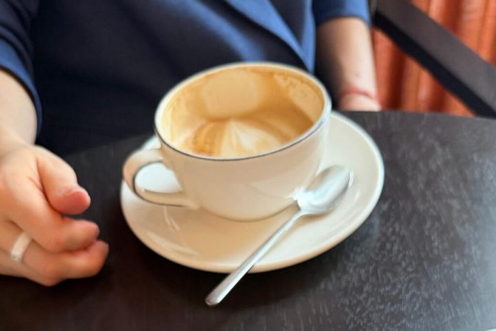 Белорусок попросили выйти из ресторана через 2 часа за то, что они заказали только чай и кофе