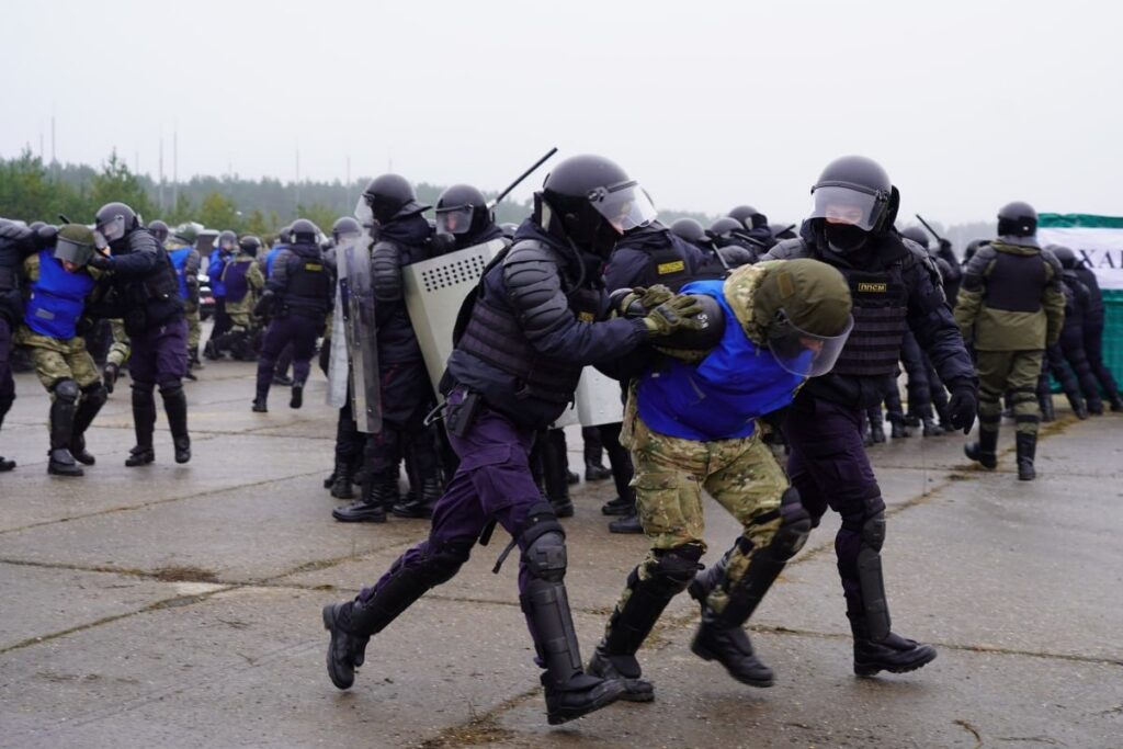 Белорусская милиция на учениях в «Липках» отрабатывает задачи, поставленные Лукашенко